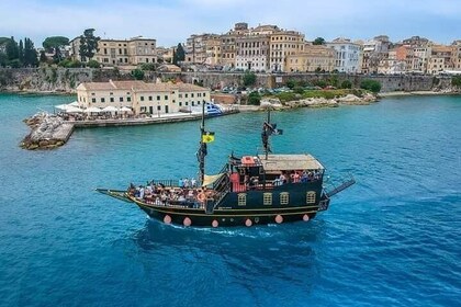 Minicrociera lungo la costa della città di Corfù con la nave dei pirati 75 ...