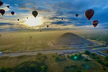Balloon Flight in Teotihuacan with Breakfast in Natural Cave