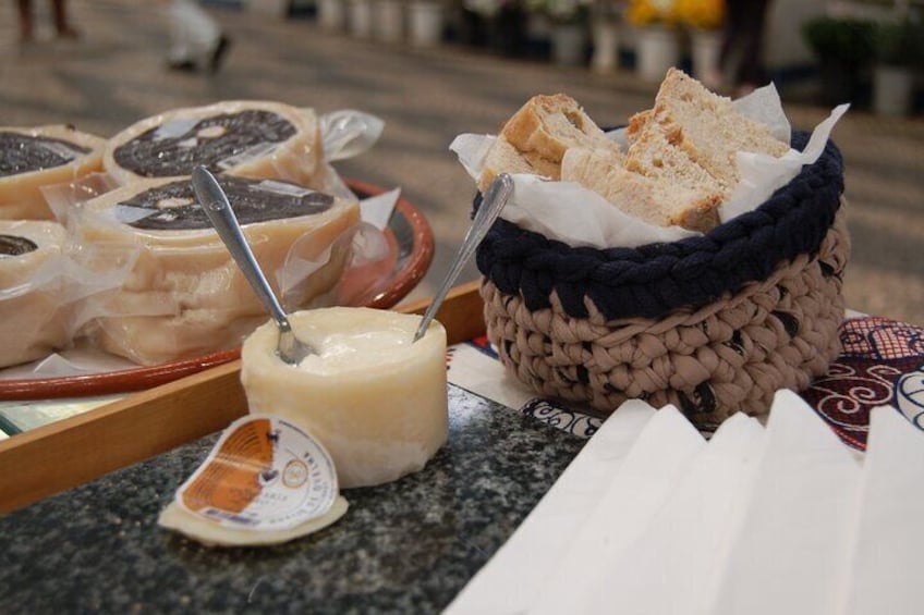 Cheese and Bread Tasting on the Livramento Market