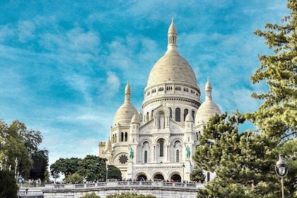 Montmartre Guided Walking Tour: Famous Artists and Cabarets