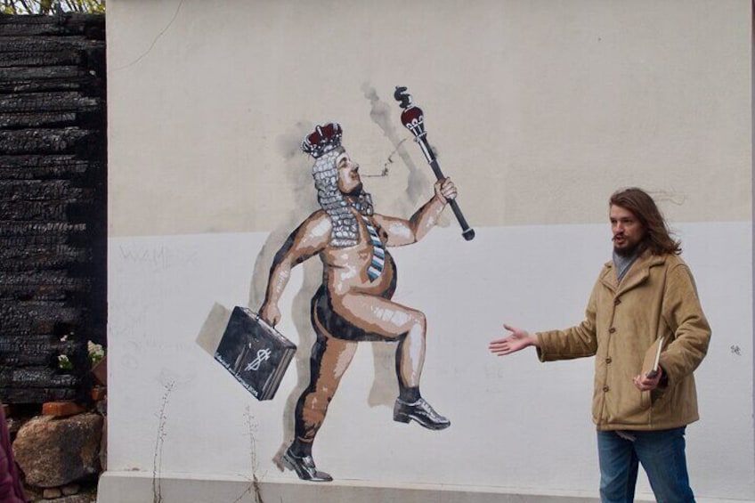 Street art depicting the folktale "The Naked Emperor"