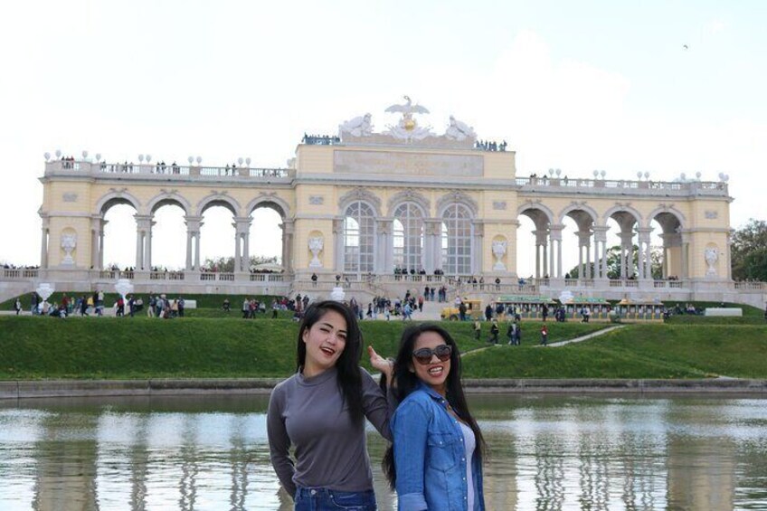 Customers in front of the Gloriette, which Emperor Franz Joseph I used as a dining and banquet hall as well as a breakfast room. The dining room was used until the end of the monarchy