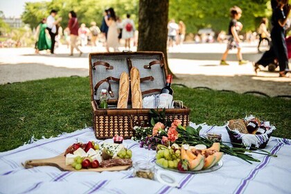 Pique-nique romantique parisien