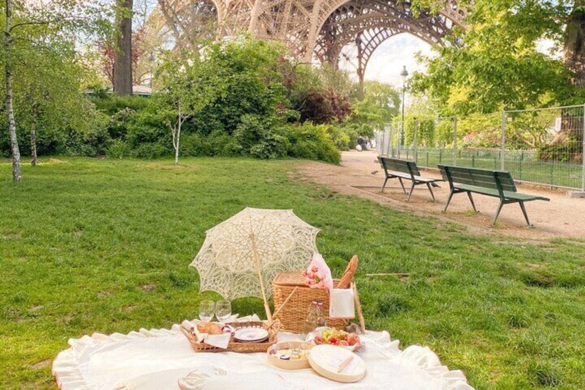 Parisian Romantic Picnic