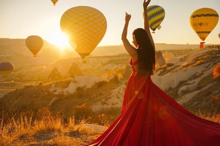 Dreamlike Professional Photo Shoot with Balloons in Cappadocia