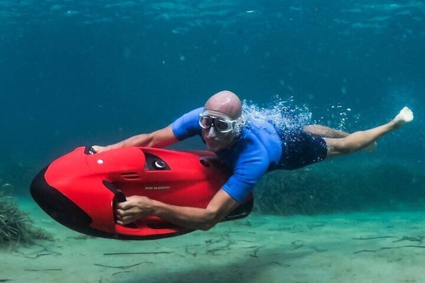 Play to make James Bond on an underwater scooter