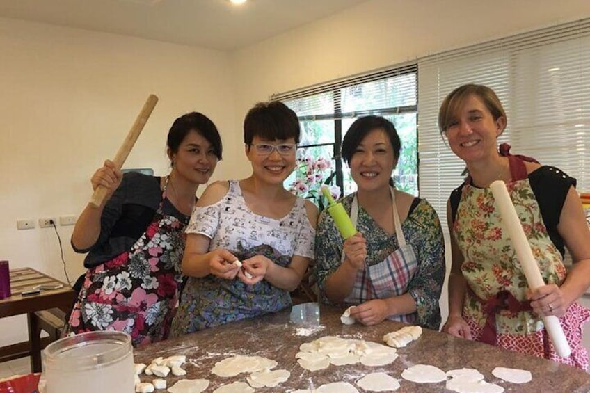 Cooking Lesson in Bangkok (Tomokita is the first person on the left) 