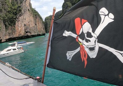 Von Phi Phi Island: Piratenboot mit Sonnenuntergang