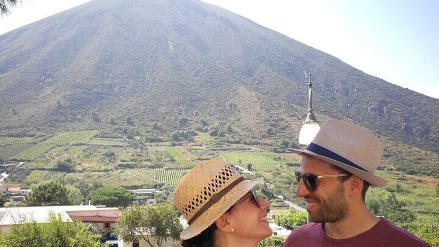 Walk among the vineyards in Salina and tasting