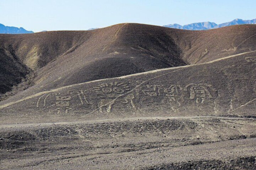 Geoglyph of the Royal Family of the Ocular Being, Divinity of the Paracas Culture.