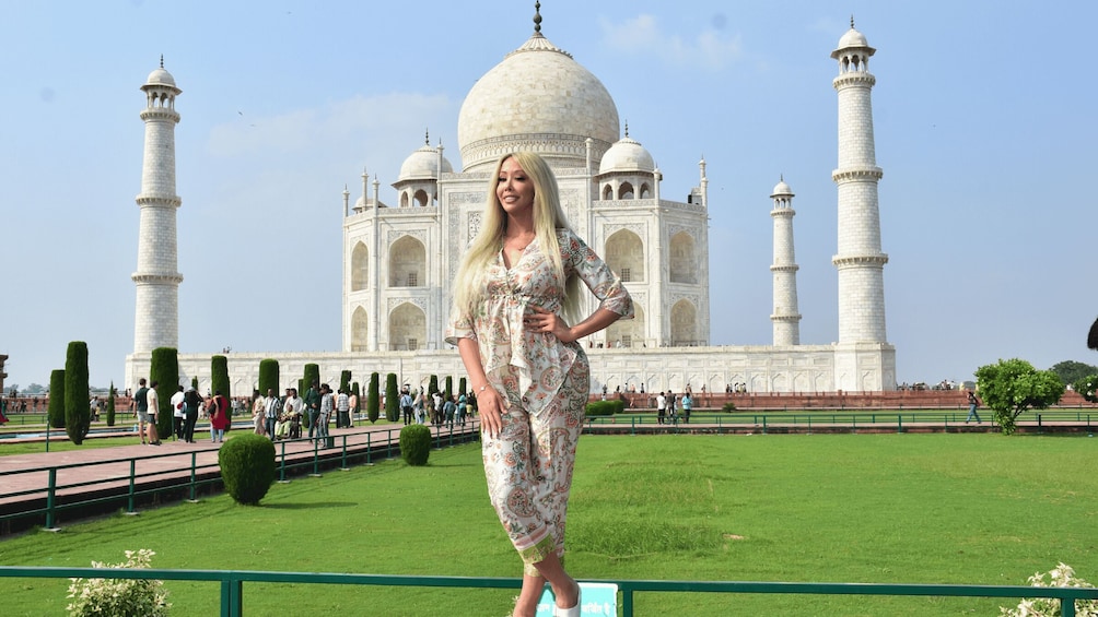 From Delhi: Sunrise Taj Mahal & Agra Tour with Transfer