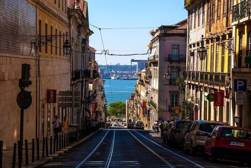 2-Hour Private Tuk Tuk Tour in Lisbon 