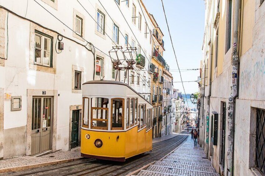 2-Hour Private Tuk Tuk Tour in Lisbon 