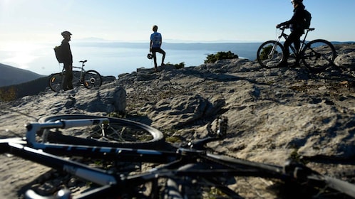 De Supetar et Postira : Vidova Gora à Dol en vélo