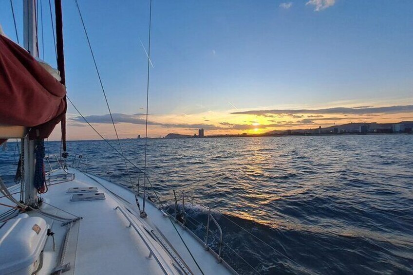 2 Hours Sailing Experience in Barcelona