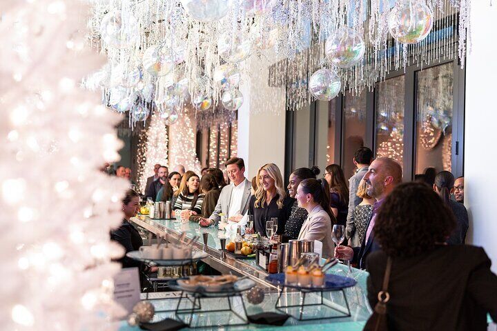 Step into a festive winter oasis at Stratus bar this holiday season! Adorned with glittering icicles, sparkling lights, and festive winter elements, this experience is a must must-visit. 