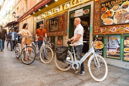 Madrid: Private Tour in Vintage Bike, City and Tapas Highlights