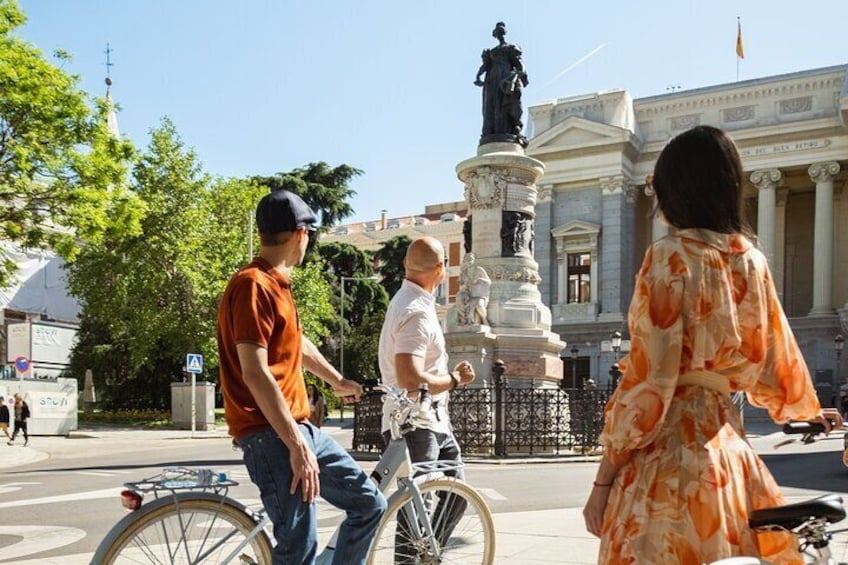 Madrid: Private Tour in Vintage Bike, City and Tapas Highlights 