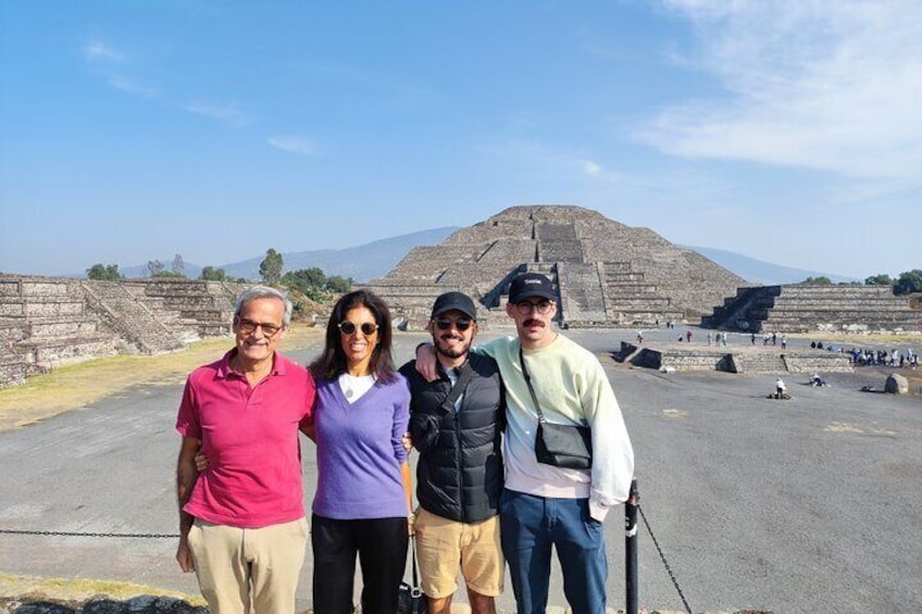 Balloon Flight and Teotihuacan Pyramids with private transportation