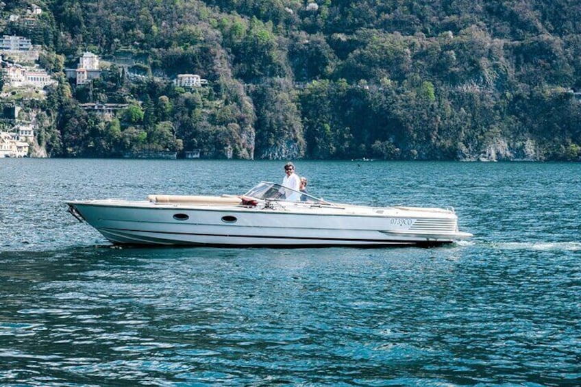 2 Hours Private and Guided Cruise on Lake Como by motorboat