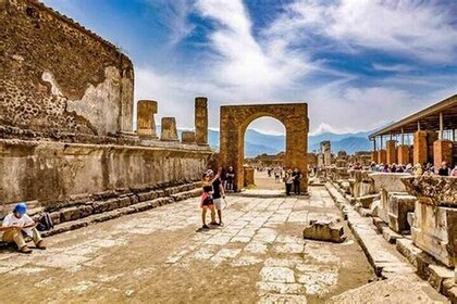 Pompeii Tour with Lunch and Wine Tasting from Positano