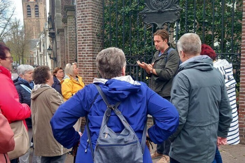 Guide and group in Delft
