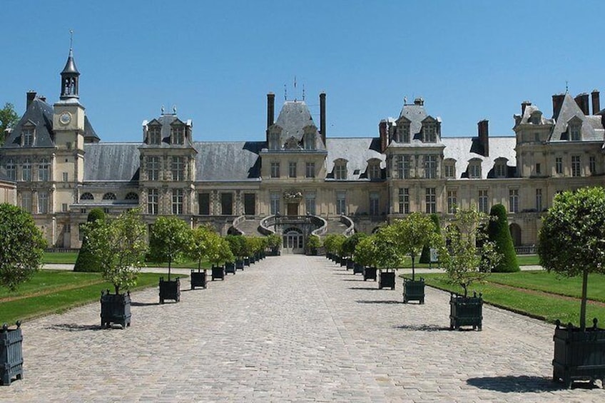 Fontainebleau and Barbizon Half Day Guided Tour from Paris by minivan