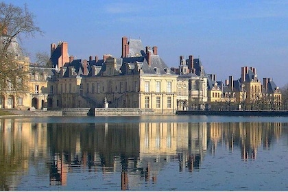 Fontainebleau and Barbizon Half Day Guided Tour from Paris by minivan