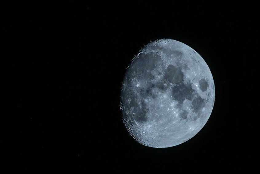 Observe the craters and incredible details of the Moon!