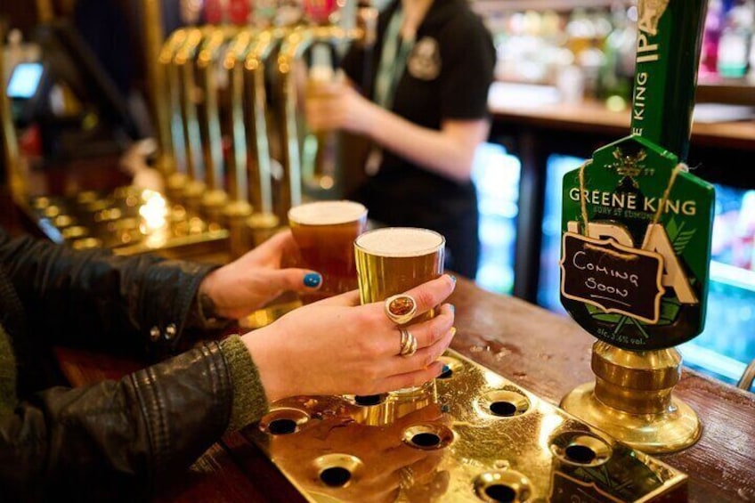 London Historical Pub Tour: Traditional British Food & Ales