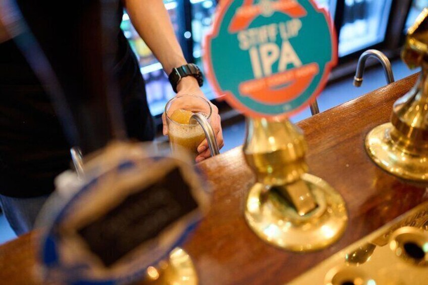 London Historical Pub Tour: Traditional British Food & Ales