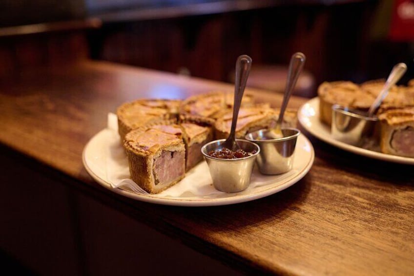 London Historical Pub Tour: Traditional British Food & Ales