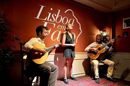 Spectacle de musique de Fado en direct intime à Lisbonne avec du vin de Por...