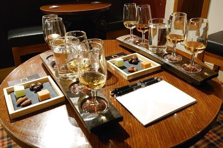 Whisky Tasting in a Traditional Edinburgh Bar