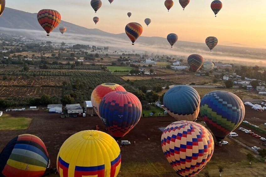 Hot air balloon ride in Teotihuacan with private transportation 