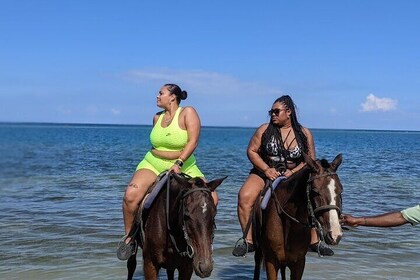 Balade à cheval privée et baignade au départ de Montego Bay
