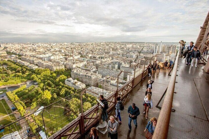 Eiffel Tower Guided Tour and Sightseeing Seine River boat Cruise