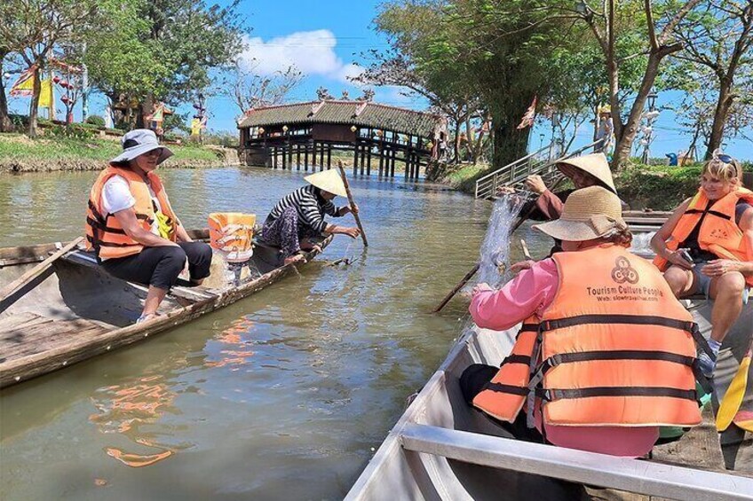 Learn net fishing near Thanh Toan ancient tile roofed bridge
