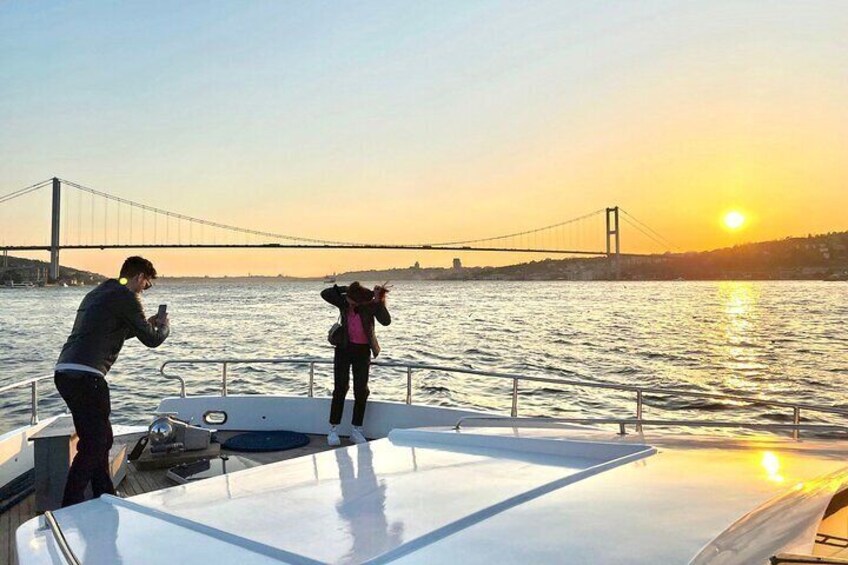 Sunset Cruise Istanbul On Yacht with Snacks and Live Guide