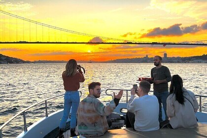 Istanbul Sunset Luxury Yacht Cruise with Snacks and Live Guide