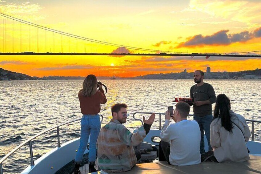 Istanbul Sunset Luxury Yacht Cruise with Snacks and Live Guide