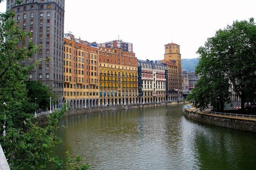 Bilbao City & Guggenheim Museum with Lunch From San Sebastian