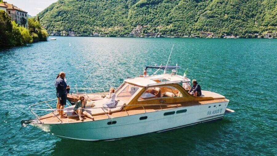 2H Private Tour with classic wooden boat on north lake Como