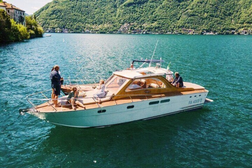 2H Private Tour with classic wooden boat on north lake Como