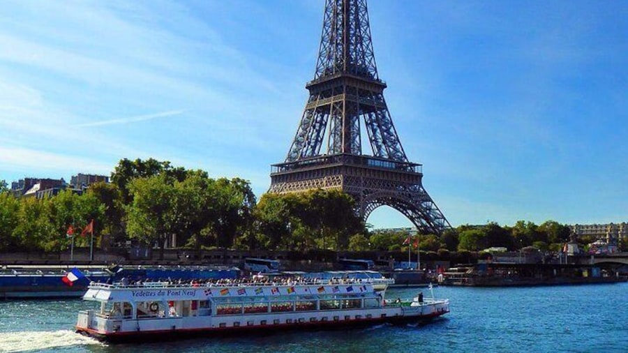 Enjoy a cruise on the Seine !