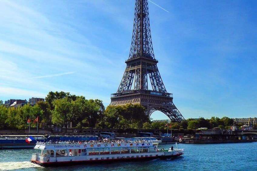 Enjoy a cruise on the Seine !