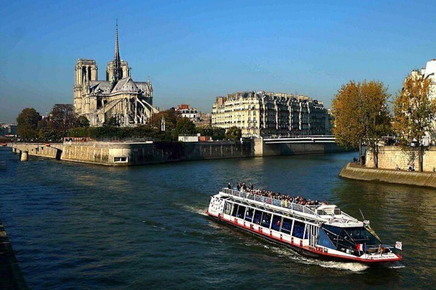 Seine River Cruise onboard Vedettes du Pont Neuf