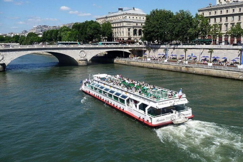 Seine River Sightseeing Guided Cruise by Vedettes du Pont Neuf