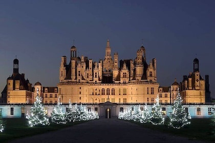 Loire Castles : Chenonceau, Cheverny, Chambord Guided Tour from Paris by mi...