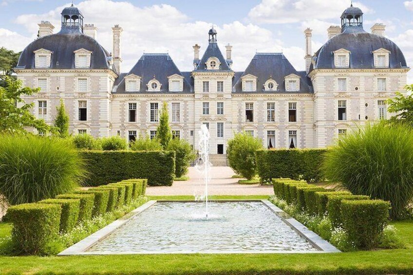 Loire Castles : Chenonceau, Cheverny, Chambord Guided Tour from Paris by minivan